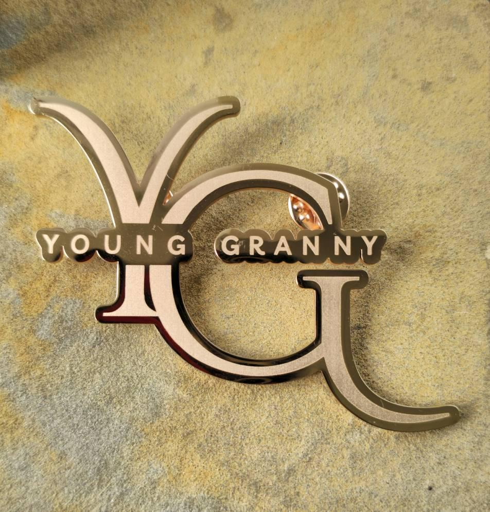 100 brooches (50 silver and 50 rose gold)