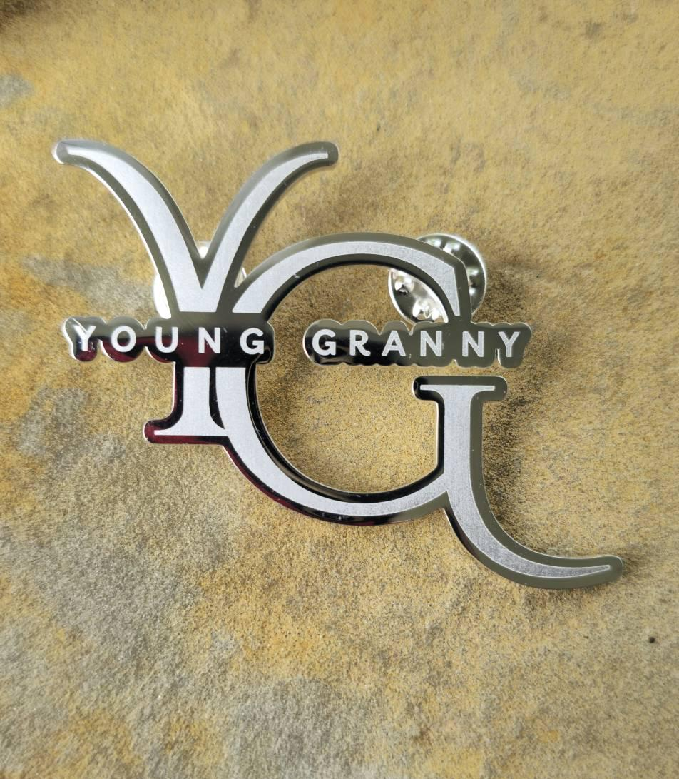 100 brooches (50 silver and 50 rose gold)